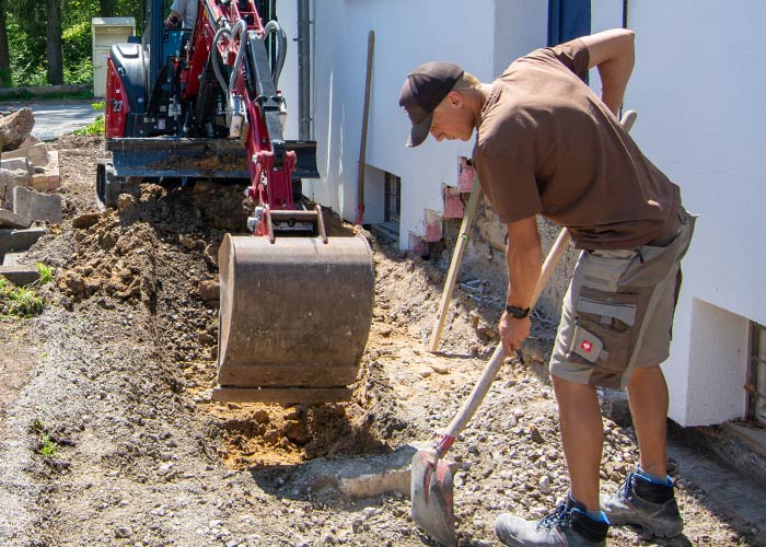 Landschaftsgärtner gräbt und gestaltet Garten um in Waldenbuch.