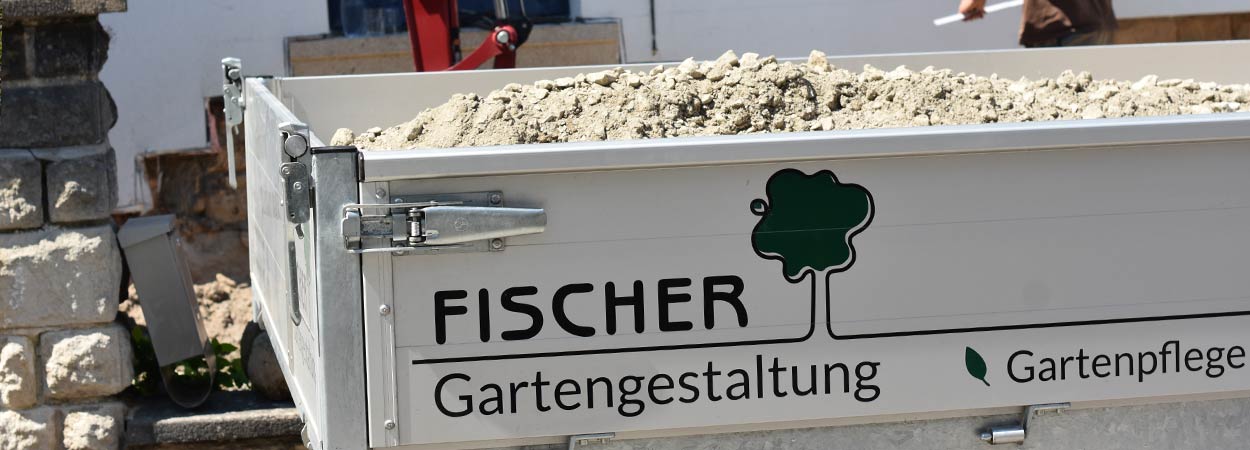 Ein Anhänger mit Bauschutt zur effektiven Abtransport nach der Gartenumgestaltung.