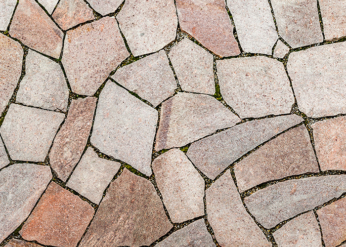Verlegter Natursteinboden aus Schiefer im Außenbereich für eine stilvolle Terrasse