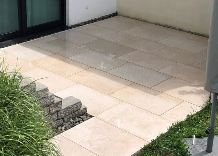 Praktische gepflasterte Terrasse mit hochwertigem Pflastersteinbelag, ideal für den Außenbereich